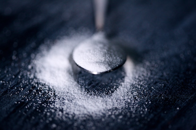 a spoonfull of sucralose sweetener
